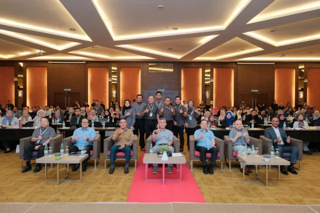 Seminar Pengurusan Kenderaan Konsesi di Bawah Perjanjian Konsesi Baharu antara Kerajaan Malaysia dan SPANCO Sdn Bhd telah berlangsung dengan jayanya pada 6 Julai 2026 di Ixora Hotel, Pulau Pinang, menghimpunkan seramai 273 peserta daripada pelbagai kementerian dan agensi di seluruh Malaysia.

Seminar ini bertujuan memberi penyegaran mengenai pelaksanaan Kontrak Konsesi Kerajaan CA1 dan CA2, di samping memperkukuh kefahaman peserta berkaitan pengurusan kenderaan konsesi. Antara pengisian utama termasuk perkongsian mengenai dasar pengurusan kenderaan, operasi, teknikal, khidmat sokongan, pengurusan dan penyelesaian saman PDRM serta JPJ, penerangan mengenai kategori dan spesifikasi kenderaan di bawah kontrak konsesi, selain sesi pembentangan daripada rakan strategik, iaitu Shell, PETRONAS, Petron, BHP, TouchNGo dan JustGo.

Majlis dimulakan dengan ucapan alu-aluan oleh YBhg. Dato’ Azman bin Haji Idris, Ketua Pegawai Eksekutif SPANCO Sdn Bhd, sebelum disempurnakan dengan ucapan perasmian oleh YBhg. Datuk Alan bin Abd. Rahim, Setiausaha Bahagian Pengurusan Aset Awam, Kementerian Kewangan Malaysia.

Turut hadir memeriahkan seminar ialah Encik Thean Ming Fatt, Timbalan Setiausaha Bahagian Pengurusan Aset Awam (Wang Awam); Encik Ahmad Farid bin Ahmad, Ketua Seksyen Pengurusan Kenderaan; Encik Peter Lim, Pengarah Eksekutif SPANCO Sdn Bhd; Encik Mohamed Shaheeran bin Mohamed Jalalludin, Ketua Pegawai Operasi SPANCO Sdn Bhd; serta YDH DCP Mohd Rozi bin Jidin, Timbalan Pengarah (Penguatkuasaan/Kawalan Lalu Lintas/Pengurusan Saman).

Seminar ini diharapkan dapat memperkukuh kerjasama strategik antara SPANCO dan kementerian serta agensi kerajaan, di samping memastikan pelaksanaan pengurusan kenderaan konsesi di bawah Perjanjian Konsesi Baharu dapat dilaksanakan dengan lebih cekap, sistematik dan berkesan.