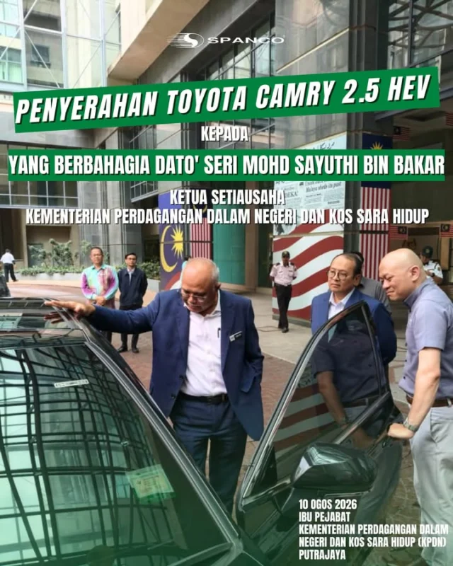 Penyerahan Rasmi Toyota Camry 2.5 HEV

Pada 10 Ogos 2026, SPANCO telah menyempurnakan penyerahan rasmi sebuah Toyota Camry 2.5 HEV kepada Yang Berbahagia Dato’ Seri Mohd Sayuthi bin Bakar.

Majlis penyerahan tersebut berlangsung di Ibu Pejabat Kementerian Perdagangan Dalam Negeri dan Kos Sara Hidup (KPDN), Putrajaya. Turut hadir menyaksikan penyerahan ialah Encik Ahmad Farid bin Ahmad, Ketua Seksyen Pengurusan Kenderaan, Kementerian Kewangan, dan Encik Shaheeran Jalalludin, Ketua Pegawai Operasi SPANCO.

Penyerahan ini mencerminkan komitmen berterusan SPANCO dalam menyediakan penyelesaian pengurusan kenderaan yang cekap, selamat dan berkualiti bagi menyokong keperluan agensi Kerajaan serta memastikan kelancaran pelaksanaan tugas dan urusan rasmi.

#SPANCO #PenyerahanRasmi #KPDN #KenderaanKerajaan #PengurusanKenderaan #SpancoSdnBhd #spancomy