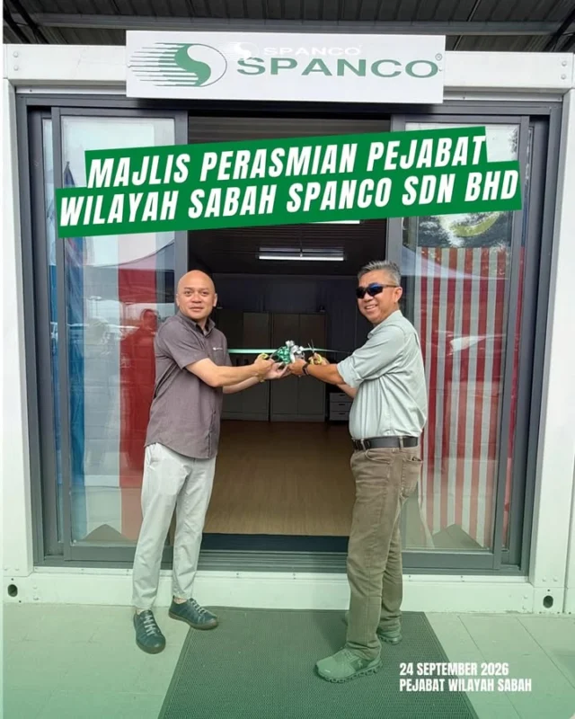 MAJLIS PERASMIAN PEJABAT WILAYAH SABAH SPANCO

Pada 24 September 2026, SPANCO Sdn. Bhd. telah meraikan satu lagi detik bermakna dengan berlangsungnya Majlis Perasmian Pejabat Wilayah Sabah SPANCO Sdn. Bhd. di Kota Kinabalu, Sabah.

Majlis perasmian telah disempurnakan oleh YBhg. Datuk Haji Alan Bin Abdul Rahim, Setiausaha Bahagian Pengurusan Aset Awam (PAM), Kementerian Kewangan Malaysia, yang turut diiringi oleh pegawai-pegawai daripada Seksyen Pengurusan Kenderaan, Kementerian Kewangan Malaysia iaitu En. Ahmad Farid Bin Ahmad, Ketua Seksyen Pengurusan Kenderaan, dan En. Sofian Bin Abdul Majid, Penolong Jurutera Kanan. 

Turut hadir bagi mewakili SPANCO ialah En. Mohamed Shaheeran Bin Mohd Jalalludin, Ketua Pegawai Operasi SPANCO Sdn. Bhd., En. Peter Lim, Pengarah Eksekutif SPANCO Services Sdn. Bhd., serta En. Ronnie Tan Teong Heng, Ketua Bahagian Selepas Jualan SPANCO Services Sdn. Bhd.

Pembukaan pejabat wilayah ini menjadi satu langkah penting dalam memperkukuh kehadiran dan keupayaan operasi SPANCO di Sabah, di samping terus memberikan perkhidmatan pengurusan fleet yang cekap dan berkesan.

Sentiasa Bersama Mu.

#SPANCOSdnBhd #SPANCOSabah #PejabatWilayahSabah #FleetManagement #SentiasaBersamaMu