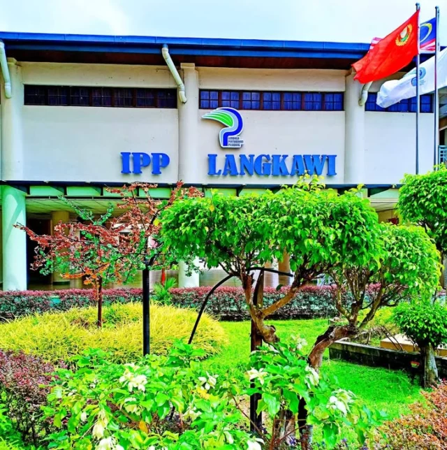 BERKONGSI ILMU, MEMPERKUKUH PENGURUSAN KENDERAAN.

Pada 1 Oktober 2026, SPANCO berkesempatan bersama Jabatan Perkhidmatan Awam sempena Kursus Pengurusan Kenderaan JPA Tahun 2026 yang berlangsung di Institut Pengurusan Peladang, Kuah, Langkawi, Kedah.

Seramai 60 orang peserta terlibat dalam kursus ini, yang turut dihadiri oleh YBrs. Puan Ani Fadilah binti Dahri, Ketua Penolong Pengarah, Sektor Logistik dan Fasiliti, JPA serta YBrs. Encik Au Yeong How, Penolong Pengarah Kanan.

Dalam sesi perkongsian SPANCO, Encik Muhammad Aizat bin Mohammad Fadzir membawakan taklimat daripada Bahagian Operasi SPANCO, manakala Encik Mohd Faiz Izwan Ishak berkongsi mengenai Bahagian Servis dan Penyenggaraan.

Perkongsian ini turut membuka ruang kepada peserta untuk memahami dengan lebih dekat peranan Operasi, Servis dan Penyenggaraan SPANCO dalam memastikan pengurusan serta penggunaan kenderaan kerajaan berjalan dengan lancar.

Terima kasih kepada pihak Jabatan Perkhidmatan Awam (JPA)** atas jemputan dan kerjasama yang diberikan. Semoga sesi perkongsian ini dapat memberi manfaat serta mengukuhkan lagi hubungan kerjasama antara SPANCO dan JPA. 🤝

*SPANCO – Sentiasa Bersama Mu.*

#SPANCOSdnBhd #spancomy #JabatanPerkhidmatanAwam #jpa #spanco