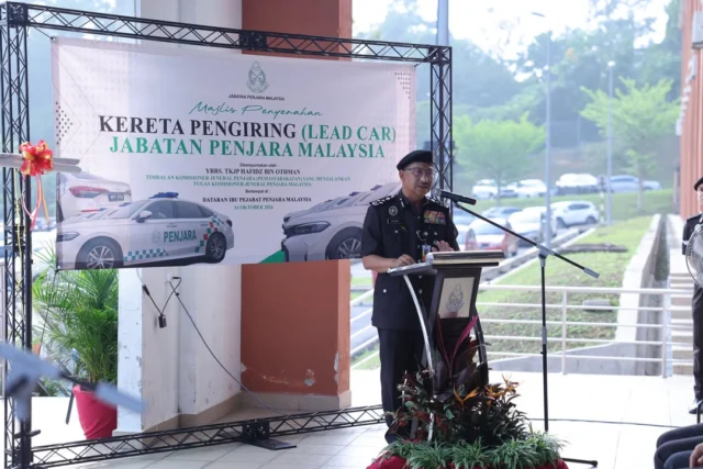 𝗠𝗔𝗝𝗟𝗜𝗦 𝗣𝗘𝗡𝗬𝗘𝗥𝗔𝗛𝗔𝗡 𝗞𝗘𝗥𝗘𝗧𝗔 𝗣𝗘𝗡𝗚𝗜𝗥𝗜𝗡𝗚 (𝗟𝗘𝗔𝗗 𝗖𝗔𝗥) 𝗝𝗔𝗕𝗔𝗧𝗔𝗡 𝗣𝗘𝗡𝗝𝗔𝗥𝗔 𝗠𝗔𝗟𝗔𝗬𝗦𝗜𝗔

📍 Dataran Ibu Pejabat Penjara Malaysia, Kajang | 16 Oktober 2026

SPANCO Sdn. Bhd. turut hadir dalam Majlis Penyerahan Kereta Pengiring (Lead Car) Jabatan Penjara Malaysia Official yang berlangsung di Dataran Ibu Pejabat Penjara Malaysia, Kajang, melibatkan penyerahan sebanyak 30 unit kenderaan.

Majlis penyerahan telah disempurnakan oleh YBrs. TKJP Rosoman bin Abu Bakar @ Che Din, Timbalan Komisioner Jeneral Penjara (Keselamatan dan Koreksional), dan YBrs. TKJP Zaidi bin Hamid, Timbalan Komisioner Jeneral Penjara (Pengurusan).

Turut hadir ialah En. Kamarul Arifin bin Abdul Aziz, Pengarah Bahagian Pembangunan dan Perolehan; Tuan Ir. Mat Nizi bin Mamat, Jurutera Kanan (Kenderaan); Encik Sophian bin Abdul Majid, Penolong Jurutera Kanan bersama barisan pengurusan Jabatan Penjara Malaysia.

Hadir mewakili SPANCO ialah Dato’ Azman bin Hj. Idris, Ketua Pegawai Eksekutif SPANCO;, Tuan Peter Lim, Pengarah Eksekutif SPANCO Services Sdn Bhd; dan Tuan Hj. Zulkifli bin Abd Aziz, Ketua Bahagian Operasi SPANCO, bersama warga kerja SPANCO yang lain.

Penyerahan 30 unit kenderaan ini merupakan langkah dalam memperkukuh keupayaan operasi Jabatan Penjara Malaysia, khususnya dari segi keselamatan, kelancaran pergerakan rasmi dan pengurusan pengiringan.

SPANCO komited untuk terus menyokong keperluan pengurusan fleet agensi kerajaan melalui penyediaan dan pengurusan kenderaan yang menyokong kelancaran operasi serta penyampaian perkhidmatan.

SPANCO – Sentiasa Bersama Mu.

#spancosdnbhd #spancomy #jabatanpenjaramalaysia #leadcardelivery