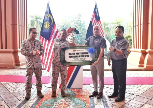 𝗠𝗔𝗥𝗜𝗧𝗜𝗠 𝗠𝗔𝗟𝗔𝗬𝗦𝗜𝗔 𝗧𝗘𝗥𝗜𝗠𝗔 𝟮𝟵 𝗨𝗡𝗜𝗧 𝗞𝗘𝗡𝗗𝗘𝗥𝗔𝗔𝗡 𝗕𝗔𝗛𝗔𝗥𝗨 𝗗𝗜 𝗕𝗔𝗪𝗔𝗛 𝗞𝗢𝗡𝗦𝗘𝗦𝗜 𝗦𝗣𝗔𝗡𝗖𝗢

📍Ibu Pejabat Maritim Malaysia, Putrajaya | 21 Oktober 2026

Agensi Penguatkuasaan Maritim Malaysia (Maritim Malaysia) menerima sebanyak 29 unit kenderaan baharu di bawah konsesi SPANCO, melibatkan model Proton X50 dan Proton S70, menerusi Majlis Penyerahan dan Penerimaan Kenderaan yang berlangsung di Ibu Pejabat Maritim Malaysia, Putrajaya.

Majlis tersebut disempurnakan oleh Timbalan Ketua Pengarah (Operasi) Maritim Malaysia, Laksamana Madya Maritim Mohd Zawawi bin Abdullah. Turut hadir ialah Pengarah Bahagian Pengangkutan, Kepten Maritim Nik Kamaruddin bin Yunoh, serta barisan pengarah bahagian ibu pejabat, Maritim Negeri dan Zon Maritim Negeri.

Hadir mewakili SPANCO Sdn. Bhd. ialah Encik Mohamed Shaheeran bin Mohamed Jalalludin, Ketua Pegawai Operasi, dan Tuan Hj. Zulkifli Abd. Aziz, Ketua Bahagian Operasi, bersama warga kerja SPANCO yang lain.

Penerimaan kenderaan ini merupakan sebahagian daripada usaha Maritim Malaysia dalam memperkukuh kemudahan pengangkutan bagi menyokong urusan rasmi, pergerakan pegawai dan kelancaran pelaksanaan tugas harian.

Bagi SPANCO, penyerahan ini mencerminkan komitmen berterusan dalam menyokong keperluan fleet agensi kerajaan melalui penyediaan dan pengurusan kenderaan di bawah konsesi, bagi membantu memastikan kelancaran operasi dan kecekapan perkhidmatan.

SPANCO – Sentiasa Bersama Mu.

#SPANCO #SentiasaBersamaMu #MaritimMalaysia #APMM #ProtonX50 ProtonS70 PengurusanFleet
