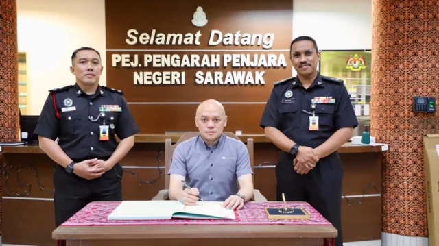 𝗞𝗨𝗡𝗝𝗨𝗡𝗚𝗔𝗡 𝗛𝗢𝗥𝗠𝗔𝗧 𝗦𝗣𝗔𝗡𝗖𝗢 𝗞𝗘 𝗣𝗘𝗝𝗔𝗕𝗔𝗧 𝗣𝗘𝗡𝗚𝗔𝗥𝗔𝗛 𝗣𝗘𝗡𝗝𝗔𝗥𝗔 𝗡𝗘𝗚𝗘𝗥𝗜 𝗦𝗔𝗥𝗔𝗪𝗔𝗞

📍 Pejabat Pengarah Penjara Negeri Sarawak | 20 Oktober 2026

SPANCO Sdn. Bhd. telah mengadakan kunjungan hormat ke Pejabat Pengarah Penjara Negeri Sarawak pada 20 Oktober 2026 sebagai usaha mempererat hubungan profesional serta mengukuhkan kerjasama antara kedua-dua pihak.

Kunjungan tersebut disambut oleh PP Abdul Halim bin Musa Brahim, memangku Timbalan Pengarah merangkap Ketua Bahagian Pengurusan, Pejabat Pengarah Penjara Negeri Sarawak; PP Saiful bin Mohamad, Ketua Bahagian Keselamatan dan Koreksional; KIP Zaini bin Ibrahim, Ketua Unit Kenderaan PPPN Sarawak; KIP Barry Percie, Ketua Unit Kenderaan PPPBK; serta KIP Sebastian anak Michael Mi Jel, Ketua Unit Keselamatan PPPN Sarawak.

Hadir mewakili SPANCO ialah Encik Mohamed Shaheeran bin Mohamed Jalalludin, Ketua Pegawai Operasi SPANCO Sdn. Bhd.; Tuan Haji Zulkifli Abd. Aziz, Ketua Bahagian Operasi SPANCO Sdn. Bhd., dari Ibu Pejabat SPANCO, bersama Encik Abdul Aziz bin Abdul Karim, Pengurus Cawangan SPANCO Sarawak.

Kunjungan ini menjadi platform untuk bertukar pandangan, memperkukuh komunikasi serta membincangkan aspek berkaitan pengurusan fleet dan keperluan sokongan kenderaan bagi membantu kelancaran operasi Jabatan Penjara Malaysia.

SPANCO menghargai peluang untuk terus menjalinkan hubungan baik dengan Jabatan Penjara Malaysia. Sebagai penyedia perkhidmatan pengurusan fleet kenderaan kerajaan, SPANCO komited untuk terus memberikan sokongan melalui pengurusan kenderaan yang cekap dan teratur demi memenuhi keperluan agensi kerajaan.

SPANCO – Sentiasa Bersama Mu.

#spancosdnbhd #spancomalaysia #penjarasarawak #courtesyvisit