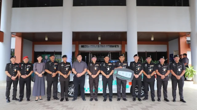 MAJLIS PENYERAHAN KERETA PENGIRING (LEAD CAR) JABATAN PENJARA MALAYSIA

KUCHING, 29 Oktober 2026 – Jabatan Penjara Malaysia terus komited dalam memperkasakan aspek keselamatan dan kesiapsiagaan operasi menerusi Majlis Penyerahan Kereta Pengiring (Lead Car) yang telah diadakan di Pejabat Pengarah Penjara Negeri Sarawak.

Majlis penyerahan telah disempurnakan oleh YBrs. TKJP Rosoman bin Abu Bakar @ Che Din, Timbalan Komisioner Jeneral Penjara (Keselamatan dan Koreksional), melibatkan sebanyak lima buah kenderaan untuk diserahkan kepada Ketua-Ketua Institusi Penjara Negeri Sarawak.

Penyediaan kenderaan ini diharap dapat meningkatkan keberkesanan tugas pengiringan, khususnya dalam memastikan pergerakan konvoi dilaksanakan dengan lebih teratur, selamat dan lancar. Inisiatif ini turut menjadi nilai tambah kepada keupayaan logistik jabatan dalam menyokong pelaksanaan tugas serta memenuhi keperluan operasi semasa.

Turut hadir ialah TKP Teyun Thian Eim, Pengarah Penjara Negeri Sarawak; Encik Abdul Aziz bin Abdul Karim, Pengurus SPANCO Cawangan Sarawak.; Encik Mohamad Musaab, wakil Syarikat Northmont Capital Sdn. Bhd.; serta Ketua-Ketua Institusi Penjara Negeri Sarawak.